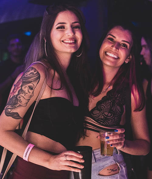 friends bar hopping in nola